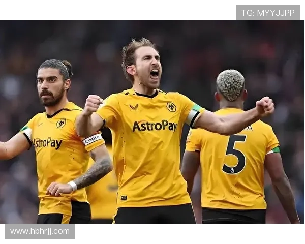 曼联高位压迫战术引发防线问题,球队防守稳定性面临严峻考验 曼联高位压迫战术引发防线问题,球队防守稳定性面临严峻考验